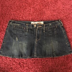 Semi pleated dark denim hollister skirt