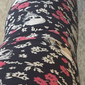 Skulls and flower print leggings!
