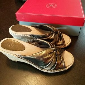 Johnston and Murphy metallic draped slide size 8