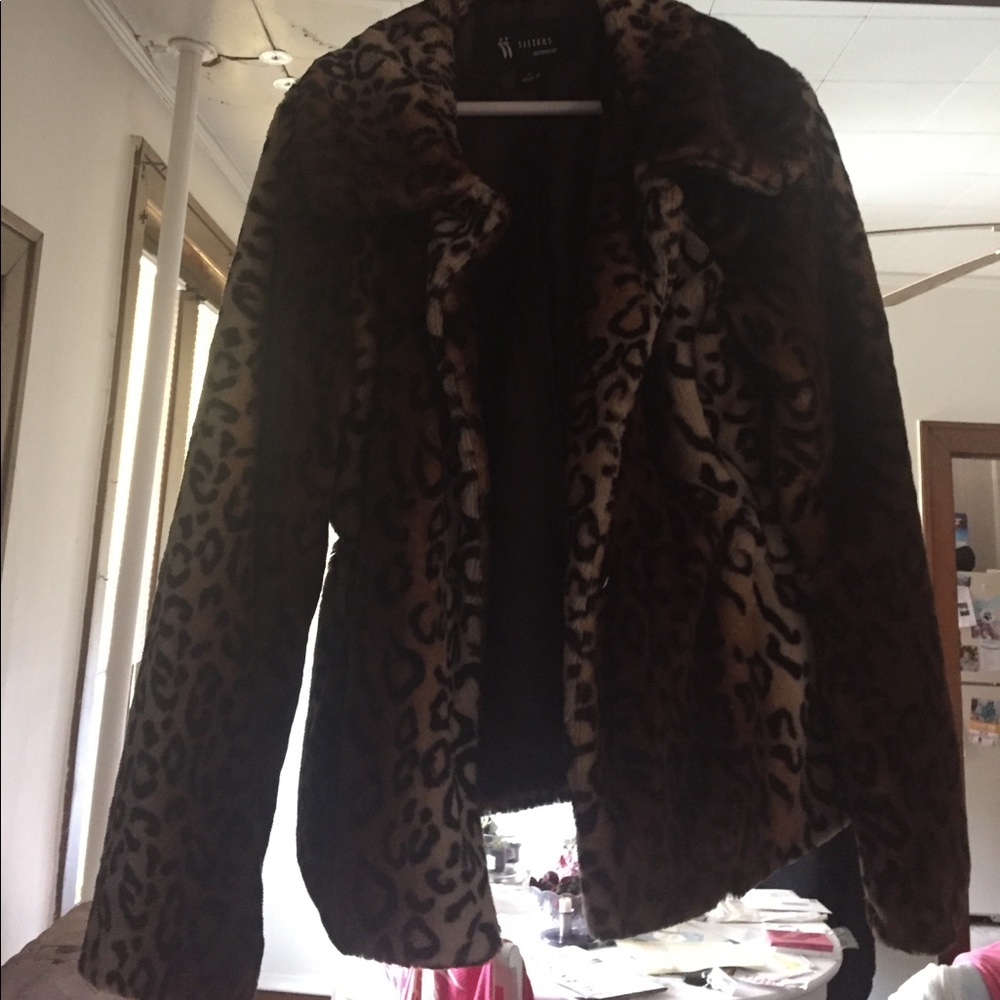 Sisters Leopard ultra-soft buttoned jacket
