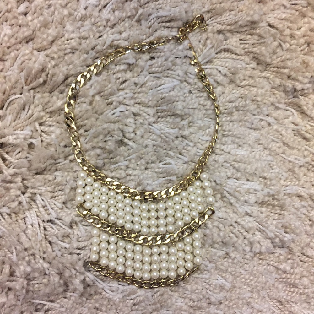 Pearl necklace in gold chain