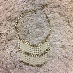 Pearl necklace in gold chain