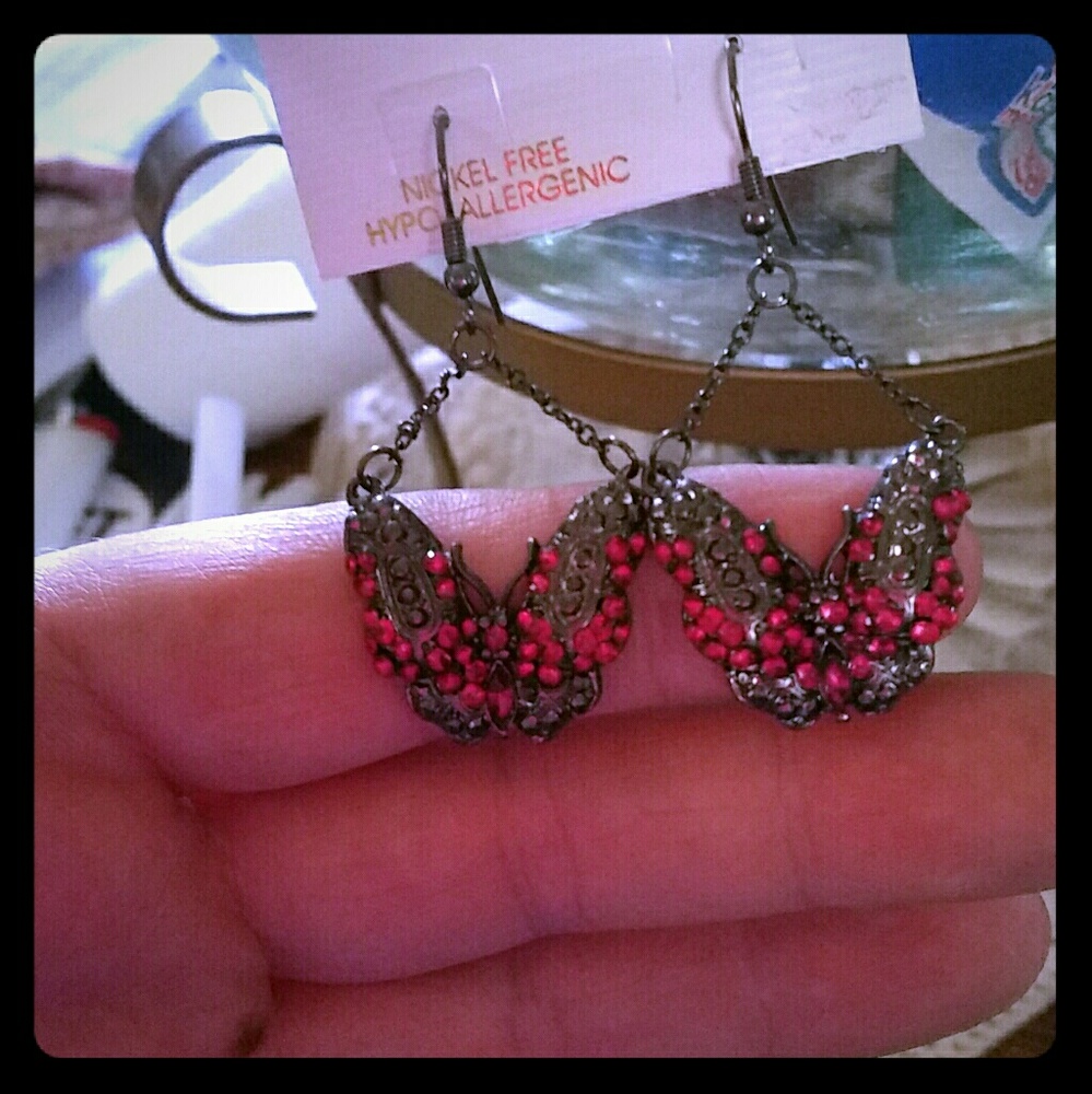 Pretty butterfly dangling earrings NWOT