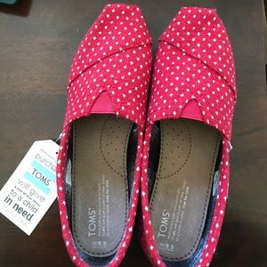 Toms Classics Red Dot slip ons