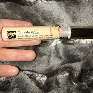 Estée Lauder DW stay in place flawless concealer!