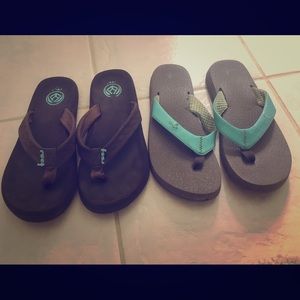 2 pairs of Flipflops  Teal Sanuks / Brown Reefs