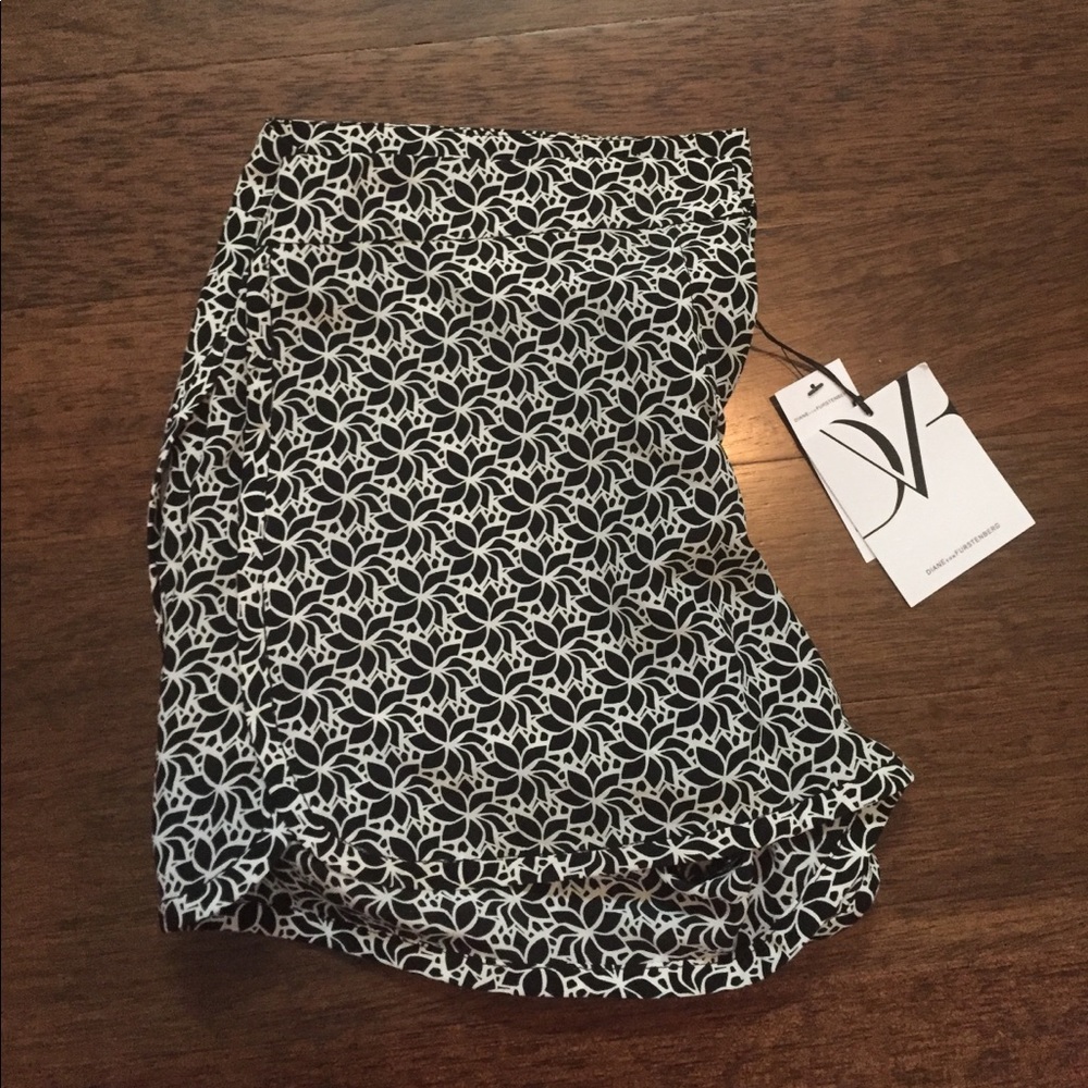 Diane Von Furstenberg floral shorts size 6 - NWT