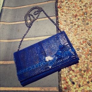 💙beautiful Blue crossbody purse with chain WHBM💙