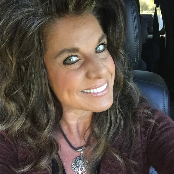 🌷TRACY 🌷Ambassador and TOP SELLER - Picture 3 of 7