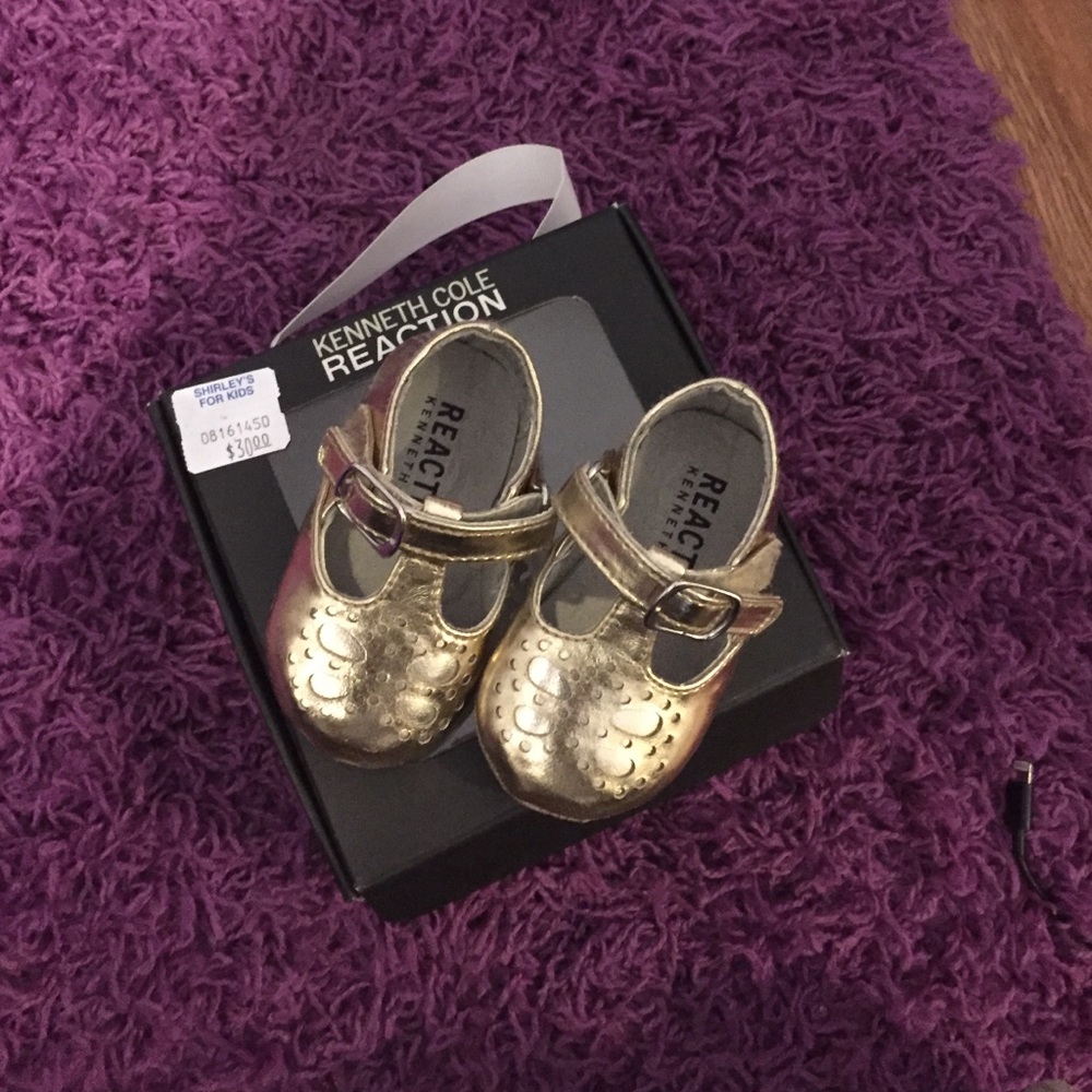 BabyGirls Size2 Gold KennethCole shoe🌺🌺🌺