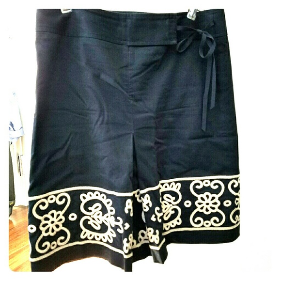 Black LOFT lined skirt with tan stitched detailing - Picture 1 of 6