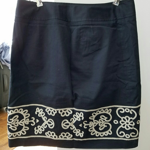 Black LOFT lined skirt with tan stitched detailing - Picture 4 of 6