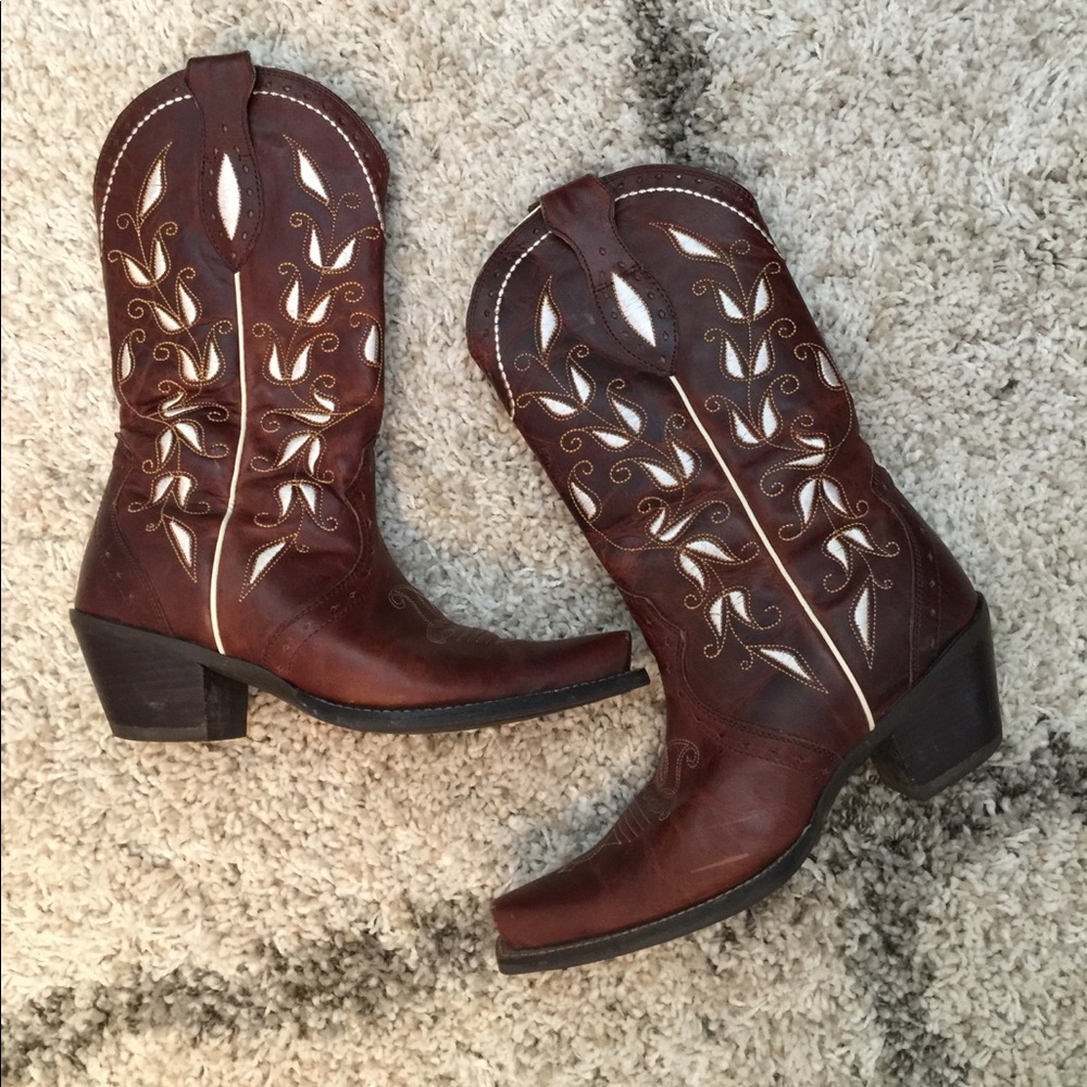 Brown leather cowgirl boots with embroidery 😍