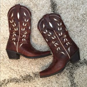 Brown leather cowgirl boots with embroidery 😍