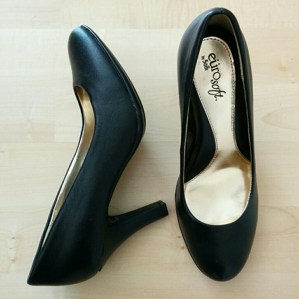 Round toe leather black pumps