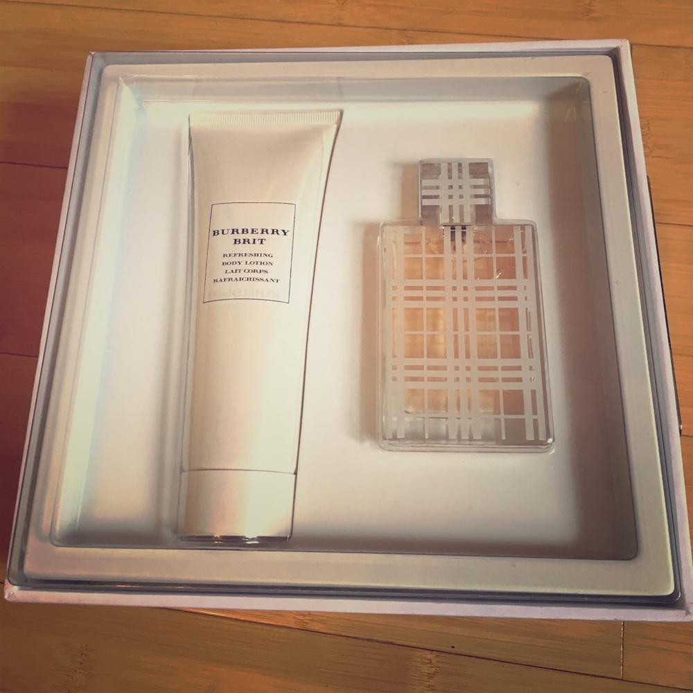 ****sold****New packaged Burberry Brit set🌺