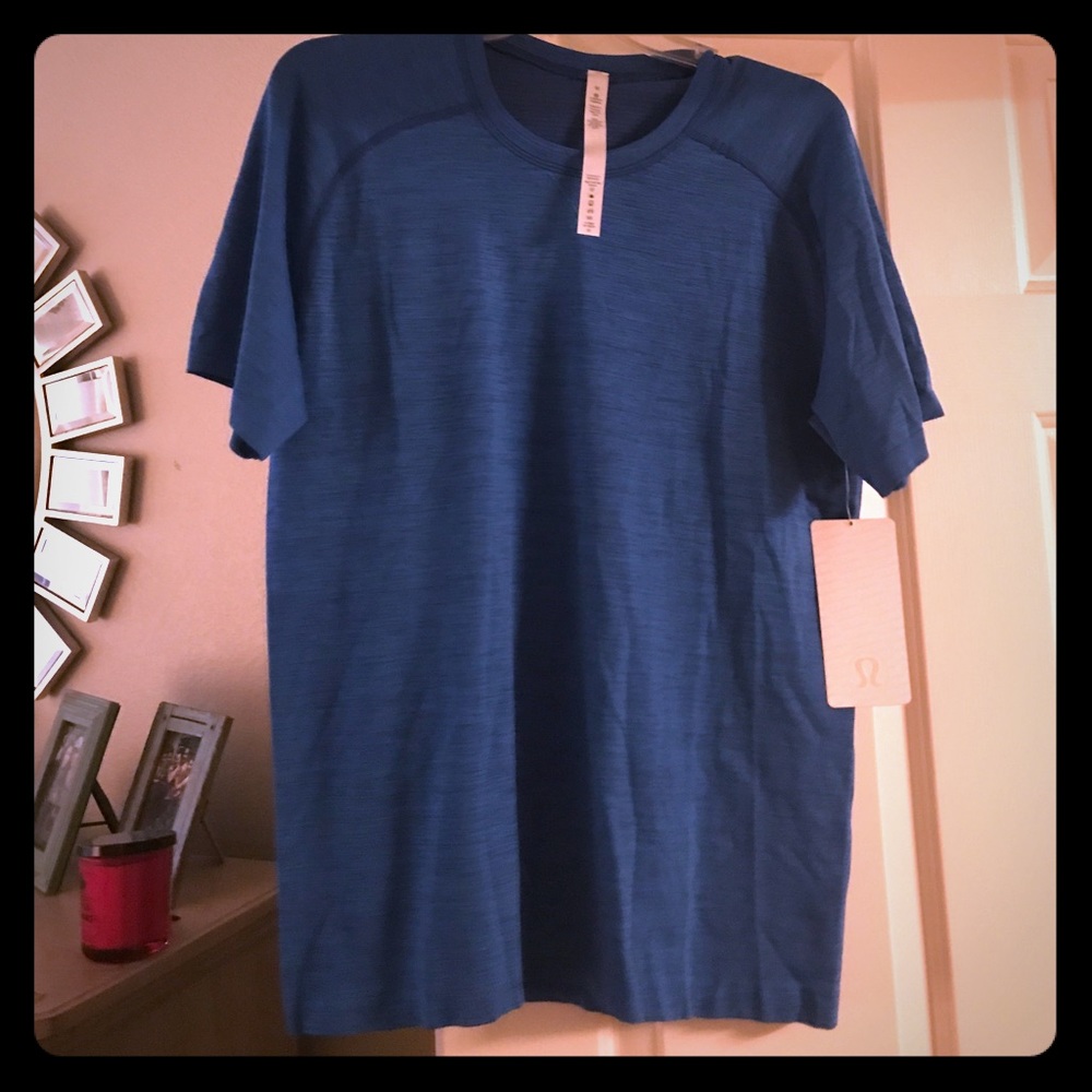 New with tags men's Lululemon shirt