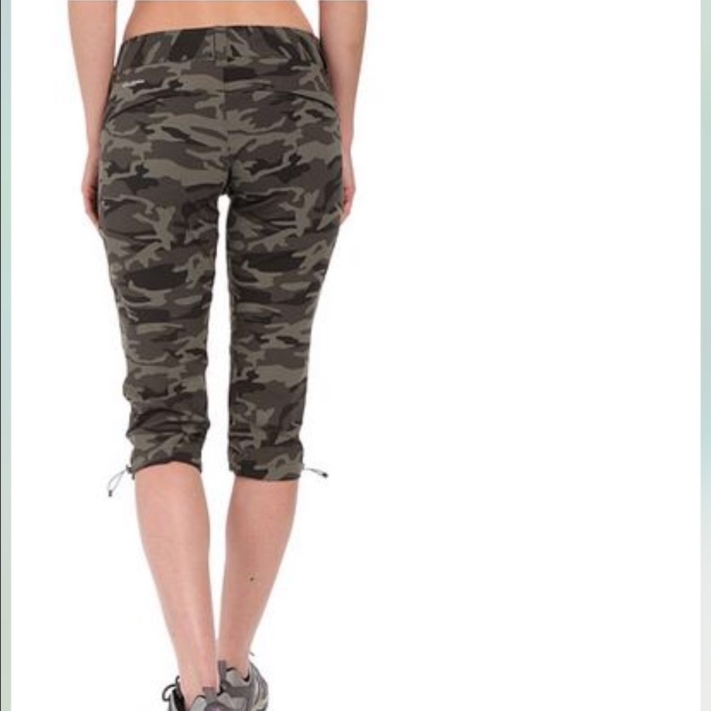 Columbia camo capris pants