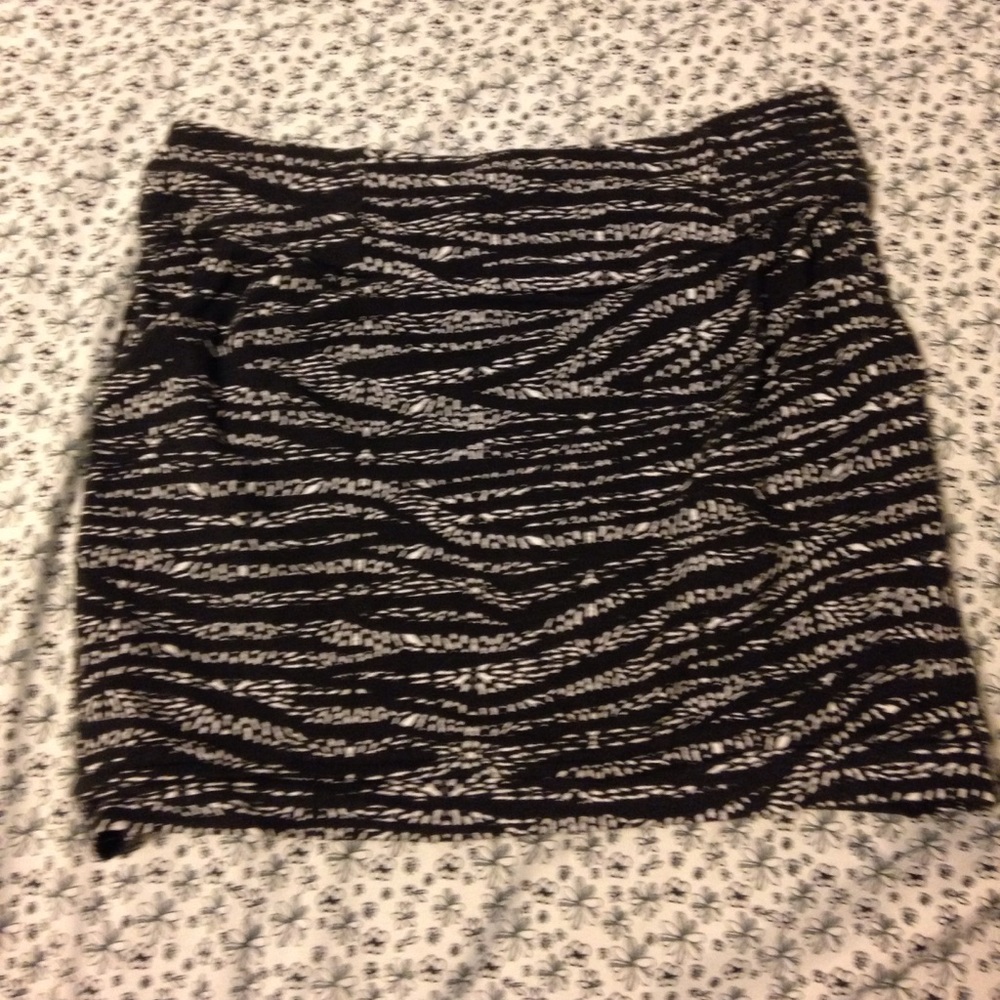 Cute abstract black & white Lily White skirt