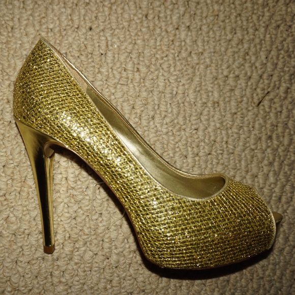 Shiny Gold Guess Heels - Picture 1 of 3