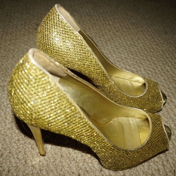 Shiny Gold Guess Heels - Picture 2 of 3