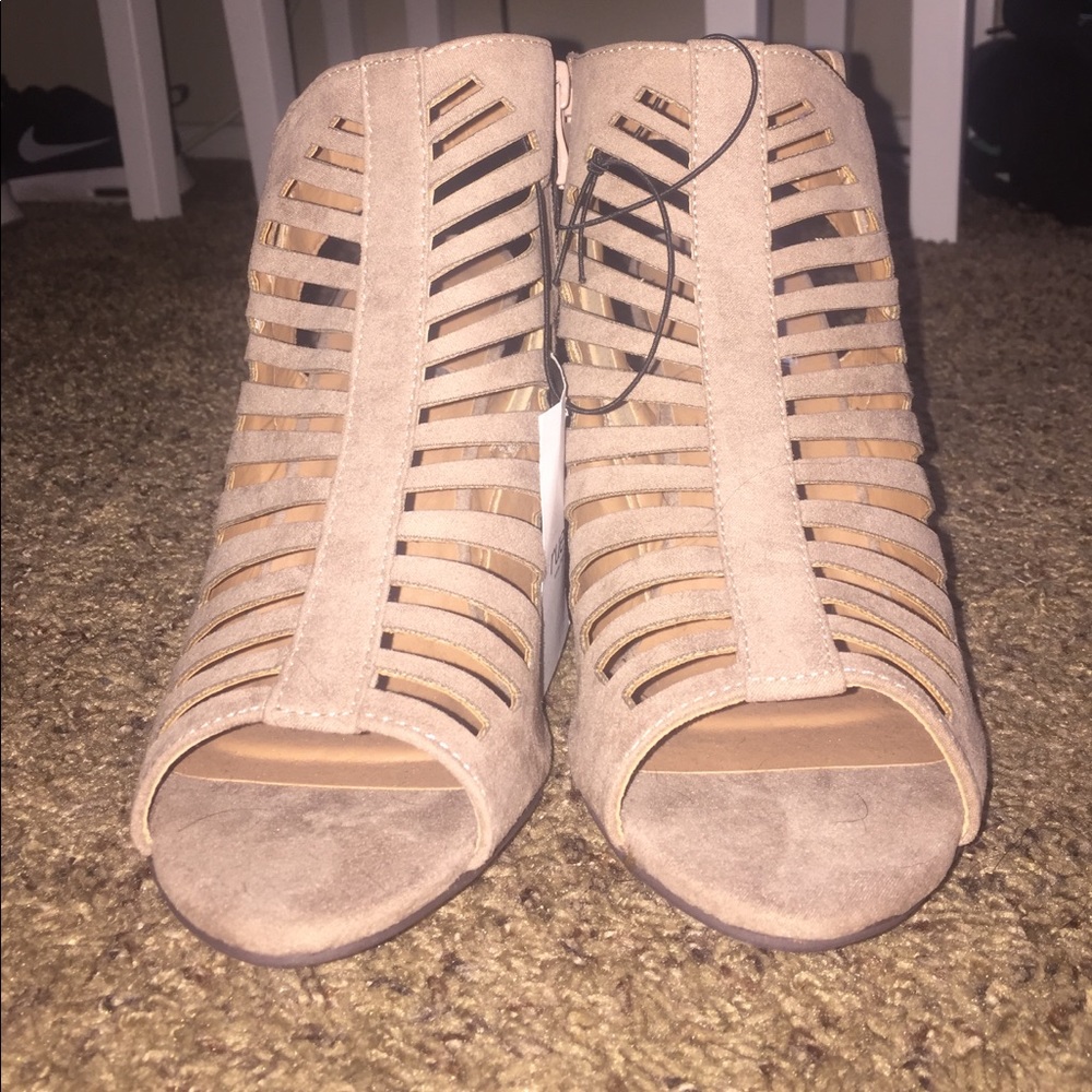 Heels - Picture 1 of 2