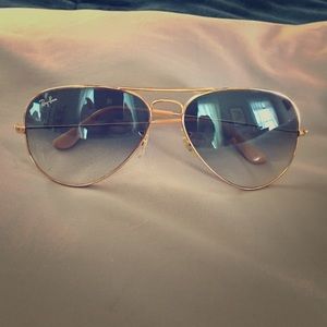 Woman's Ray-Ban Aviator Sunglasses