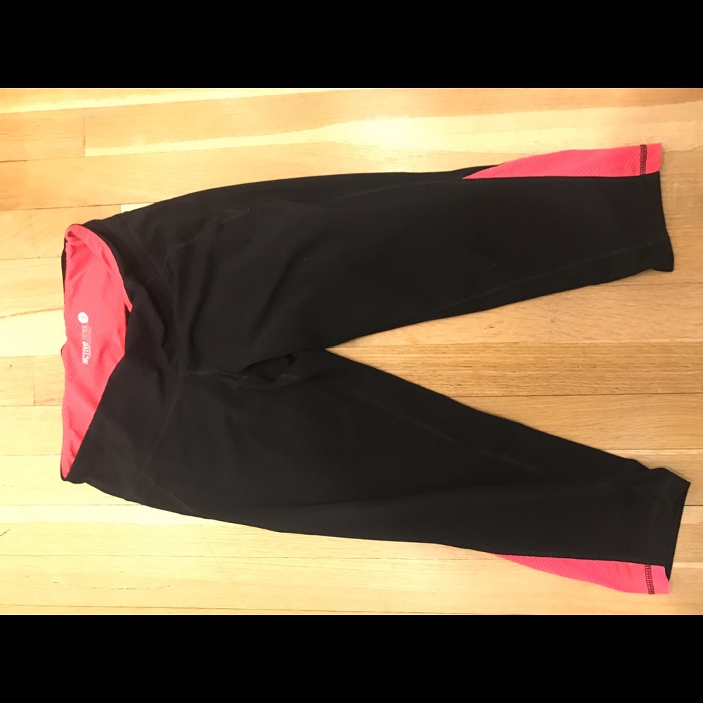 Old navy active fitted size Small black  pink crop