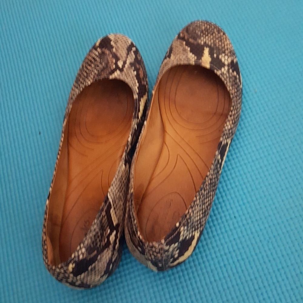 Snakeskin flats
