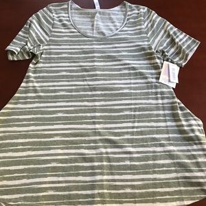 BNWT Lularoe Medium Perfect T