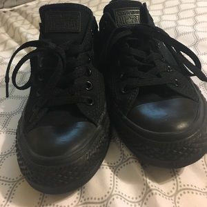All black Low-cut converse