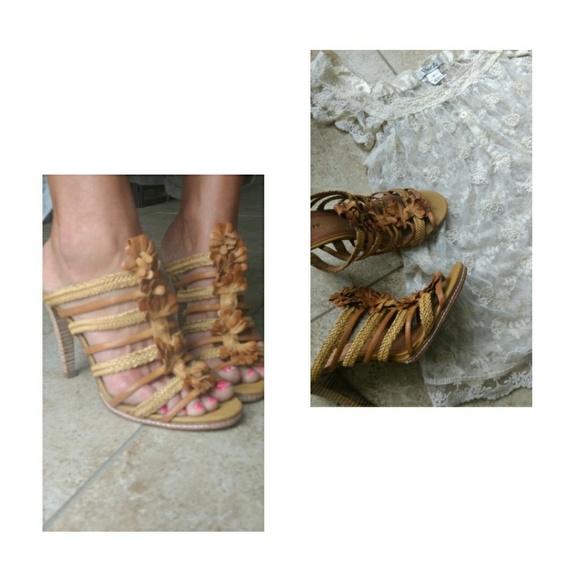 $10! Brown strappy heels - Picture 1 of 3