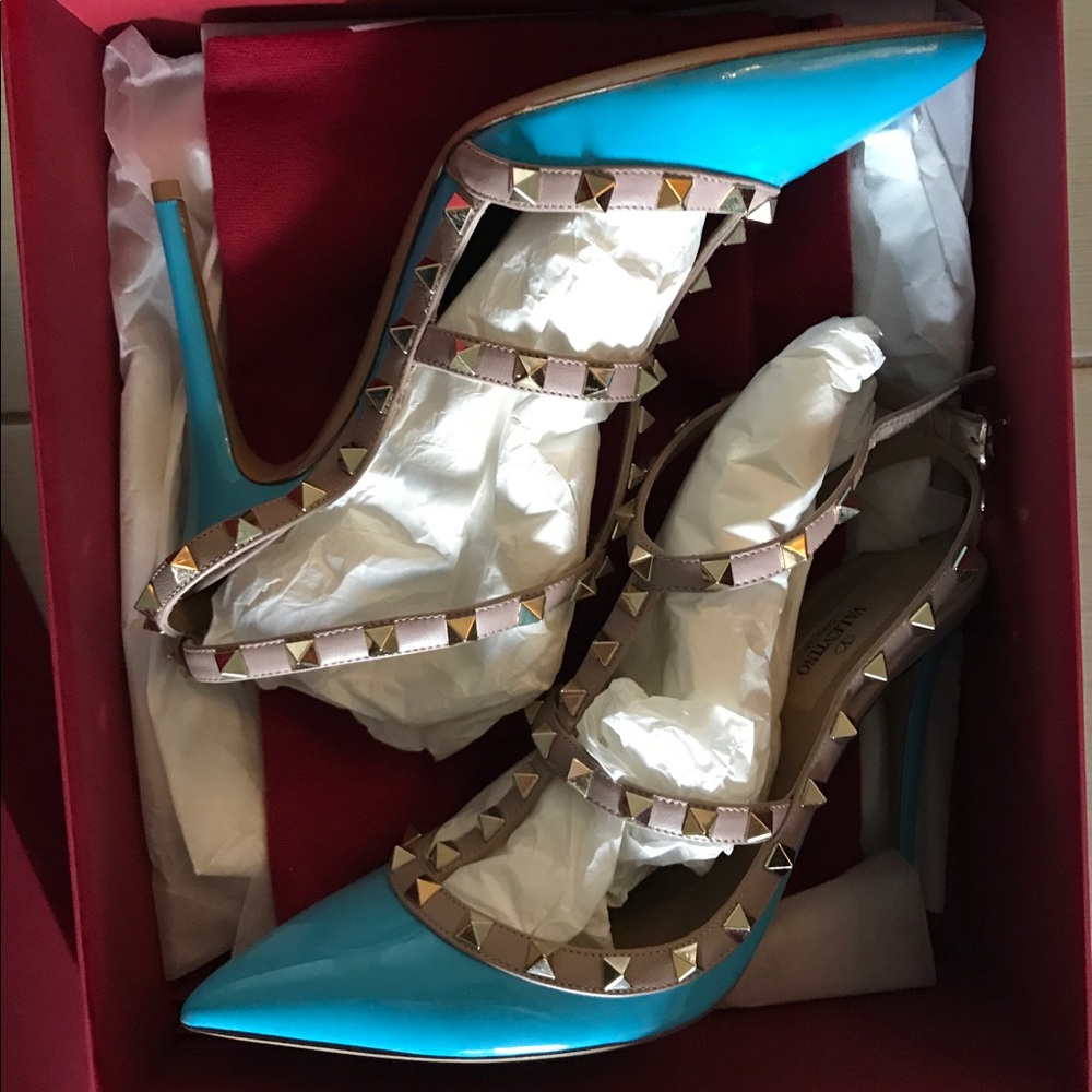 New in box Valentino Rockstud pumps size 40