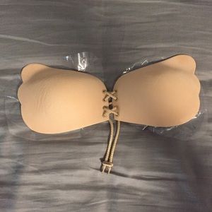 Strapless, backless push up bra