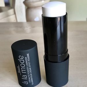 Younique Touch A La Mode Iridescent Luminizer