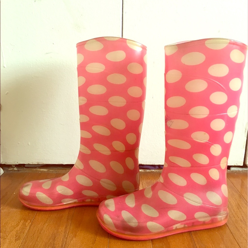 Pink polkadot rain boots ☔️
