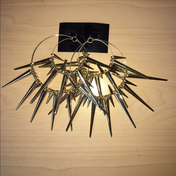 🆕 Gold Spiked Hoop Earrings - Picture 2 of 3