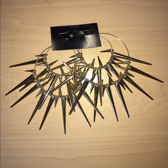 🆕 Gold Spiked Hoop Earrings - Picture 3 of 3