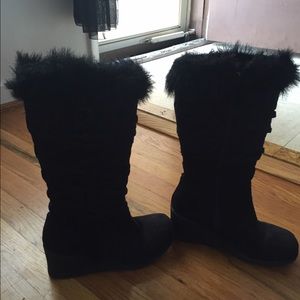 Back faux suede boots with fur trim