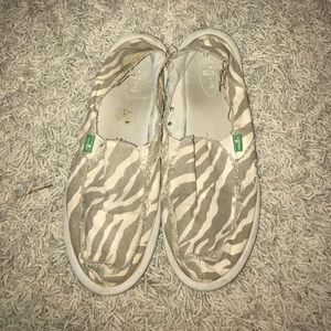 Sanuk slip on shoes sz 9