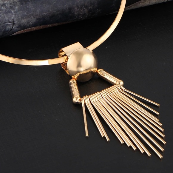 Gold metal tassel pendant bib necklace - Picture 2 of 3