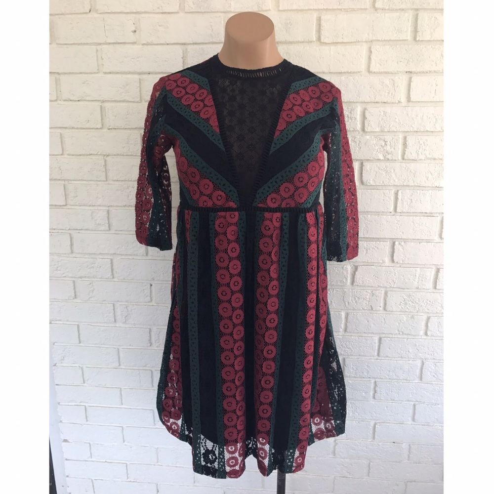 ⭐️NWT red, green and black lace dress