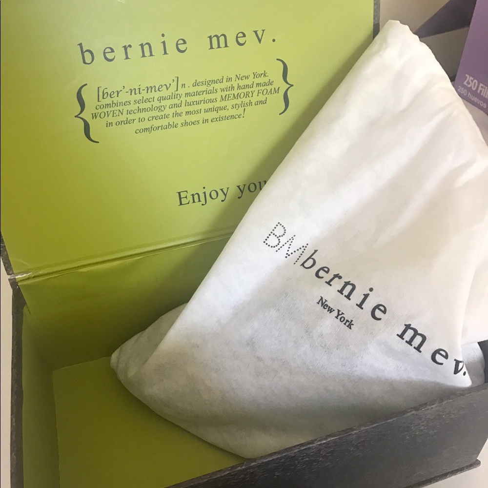 Bernie Mev. Black wedge