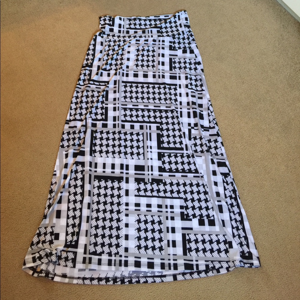 This is a black & white maxi skirt NWOT