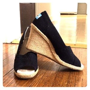 TOMS black wedges. EUC!!