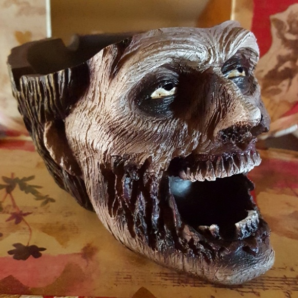 ZOMBIE HEAD ASHTRAY - Picture 4 of 4