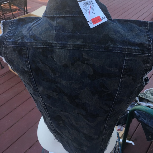 Chic Camo Vest 🌏 - Picture 3 of 3