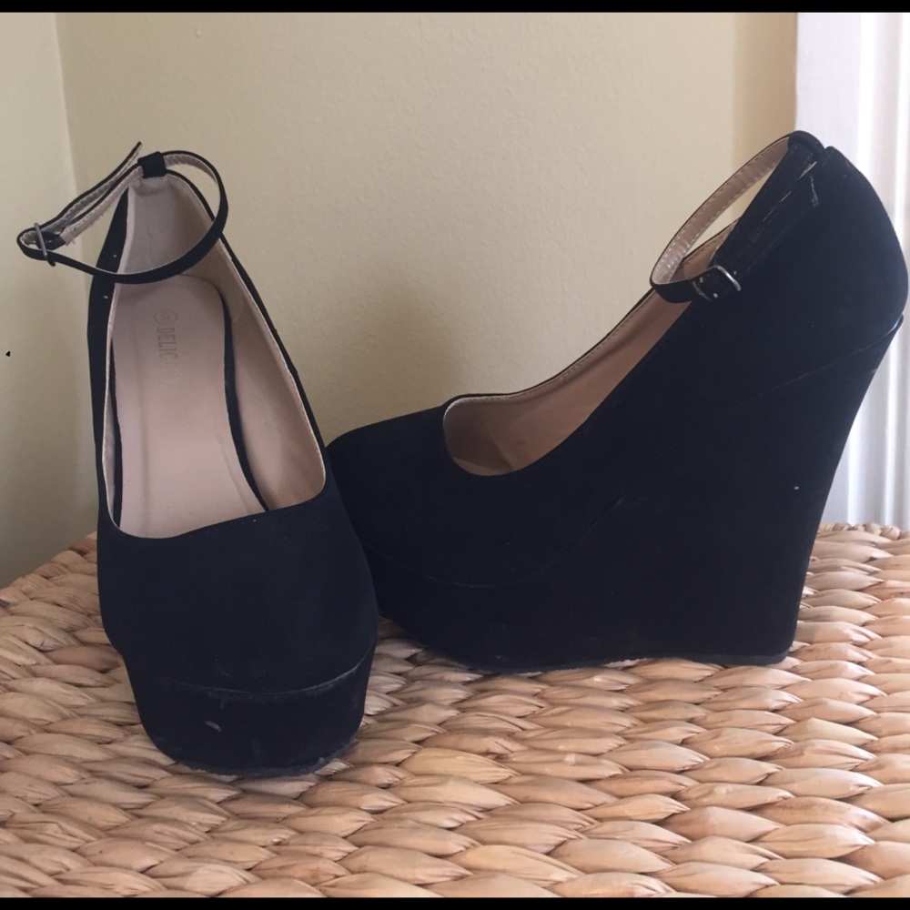 Size 9 Wedges - Picture 2 of 6