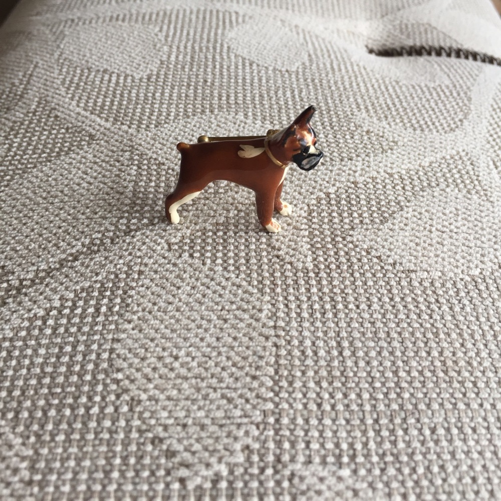 E. Pearl Boxer Pin 💕