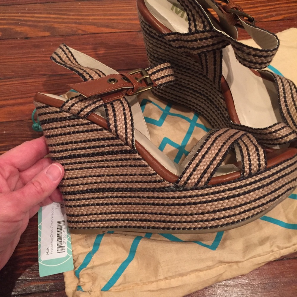 Mia 8.5 wedges worn one time! EUC